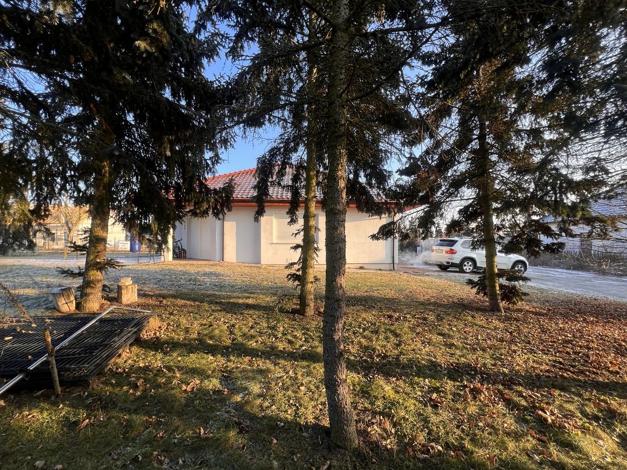 Przestronny dom z garażem w spokojnej okolicy