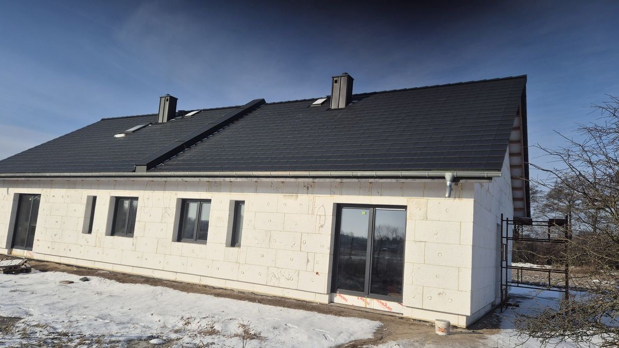 Nowoczesny dom w Ochli, blisko natury