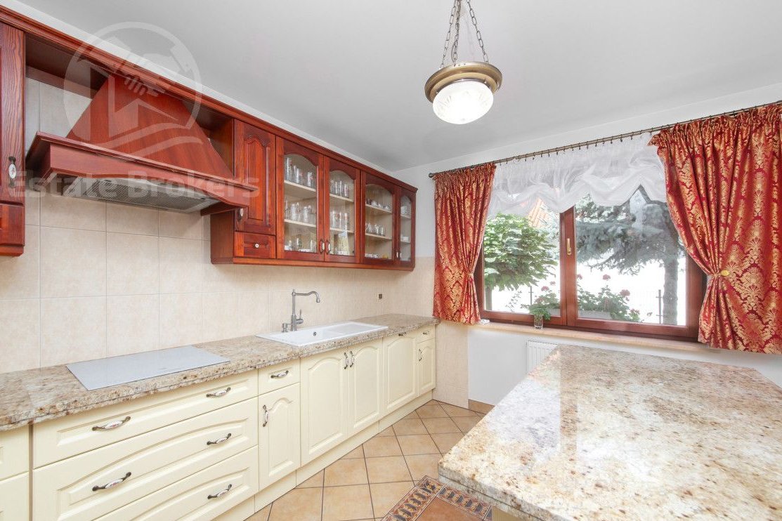 Funkcjonalny dom dla rodziny lub pod działalność