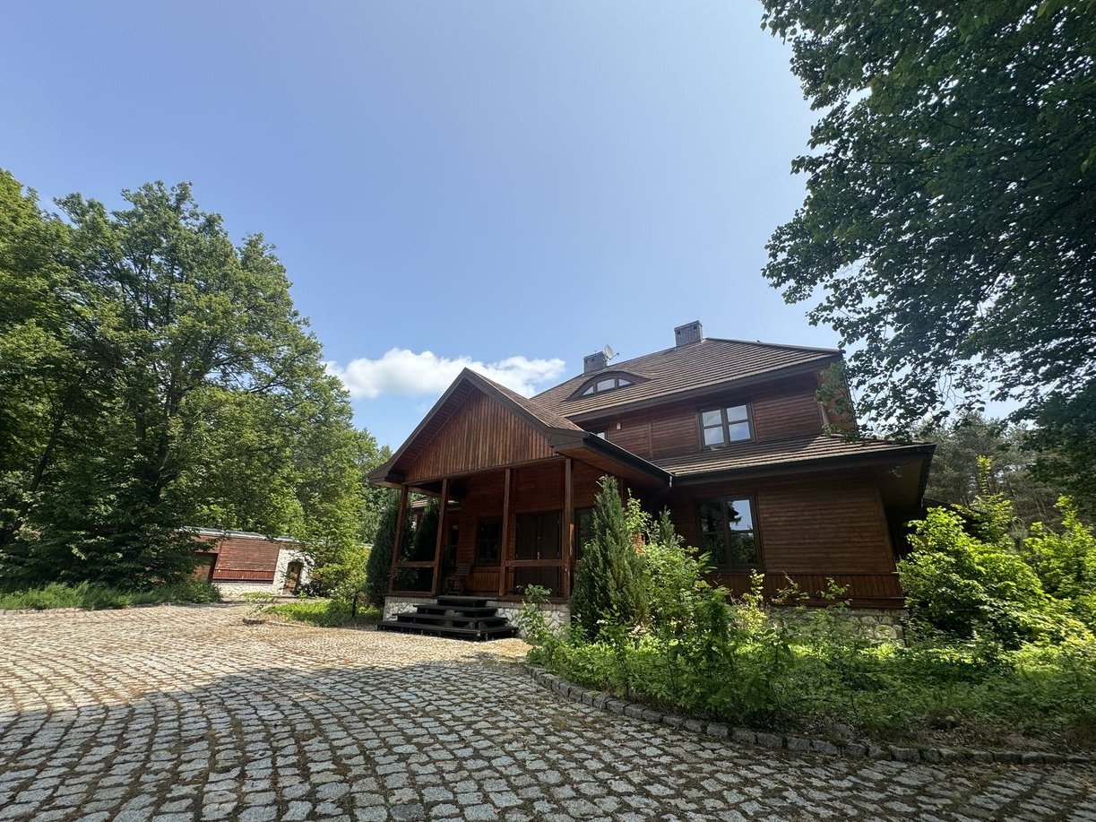 odrestaurowany dworek pod Częstochową