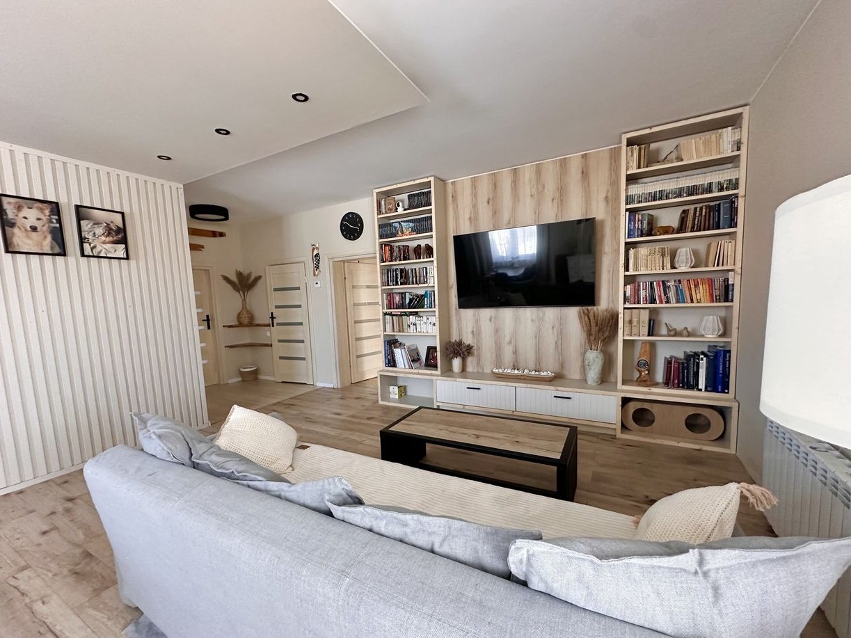 Nowoczesny dom parterowy z dużą działką.