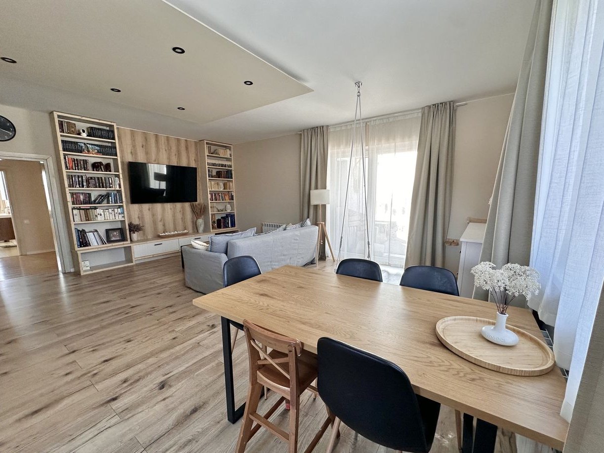 Nowoczesny dom parterowy z dużą działką.