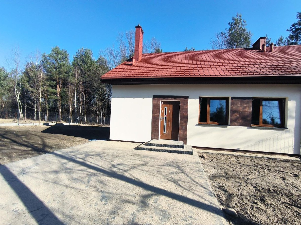 Dom parterowy w zielonym rejonie .