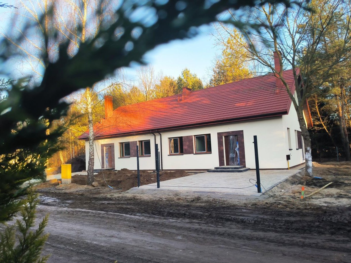 Dom parterowy w zielonym rejonie .