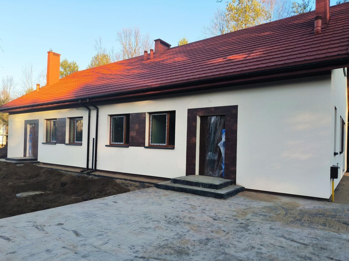 Dom parterowy w zielonym rejonie .