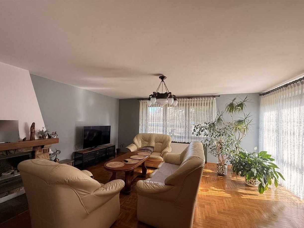 Przestronny dom z potencjałem na dużej działce w Częstochowie