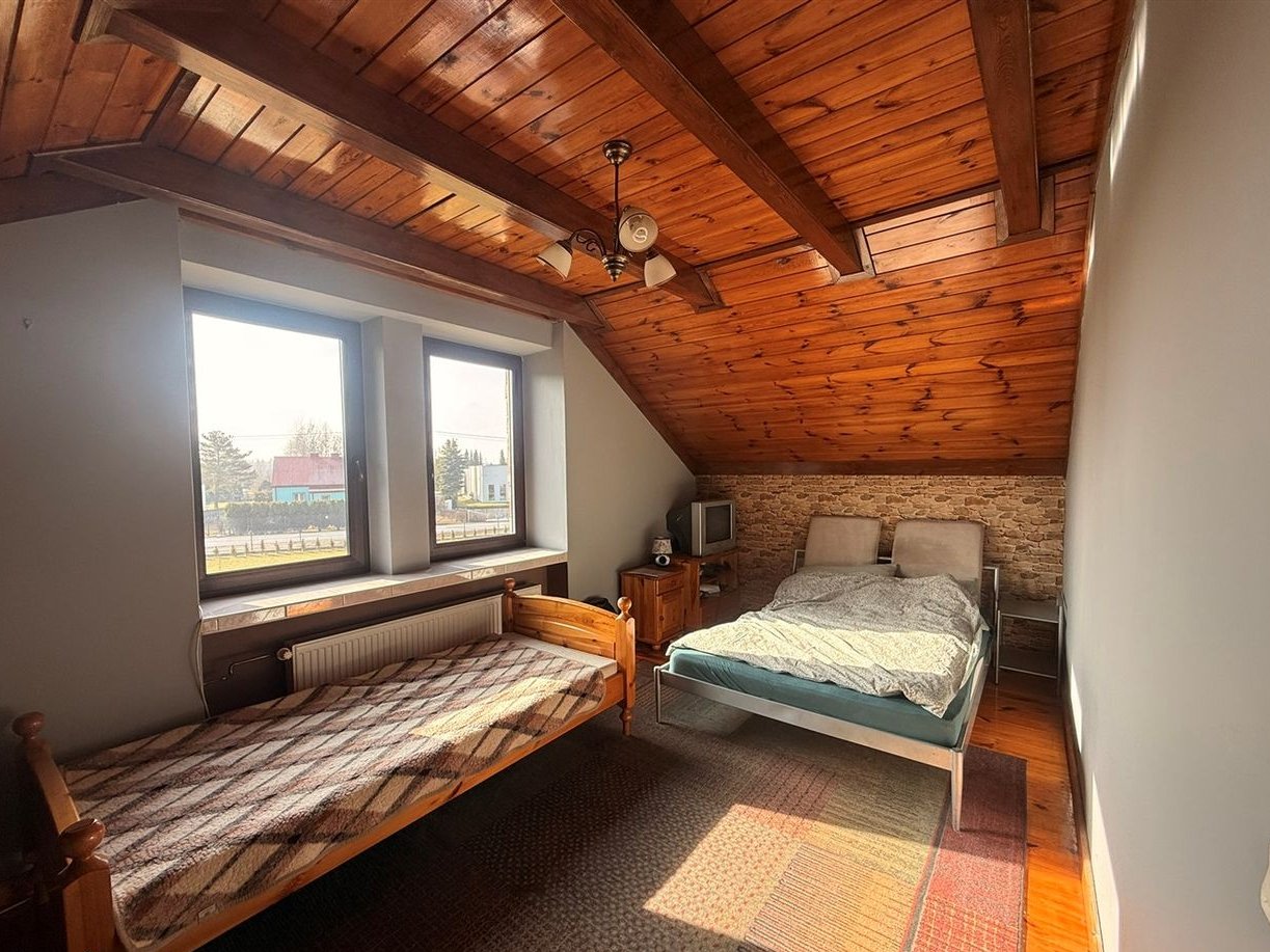 Przestronny dom z potencjałem na dużej działce w Częstochowie