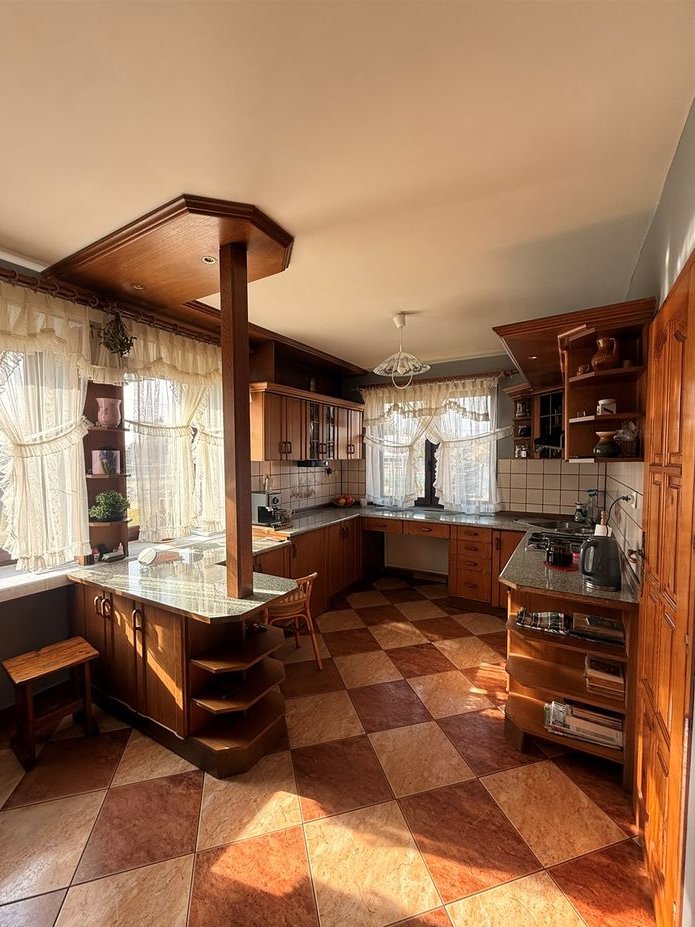 Przestronny dom z potencjałem na dużej działce w Częstochowie