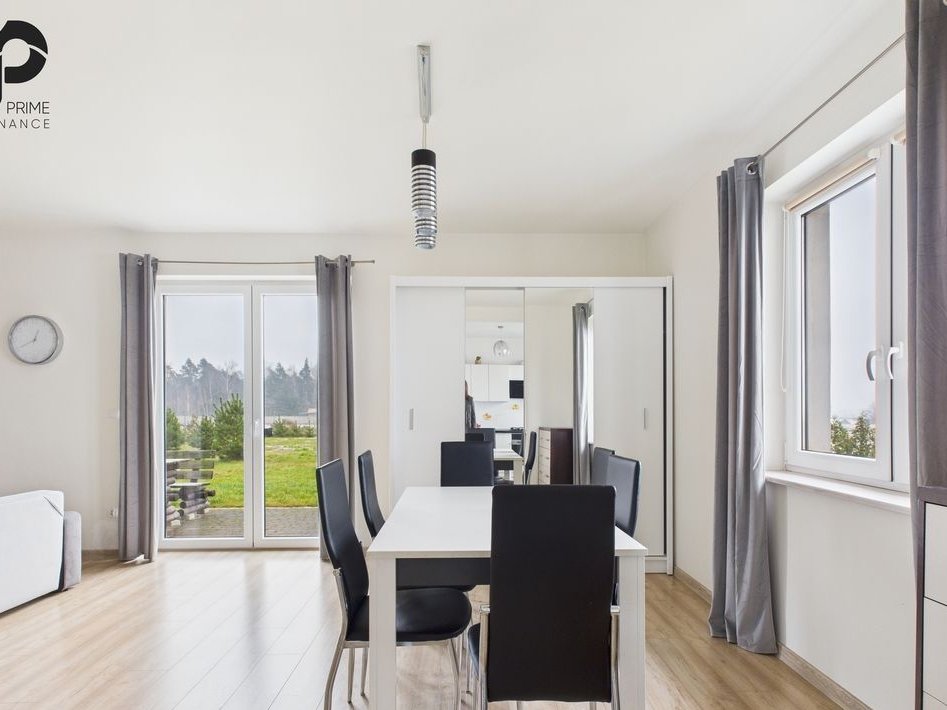 Urokliwy dom pod miastem w sąsiedztwie lasu