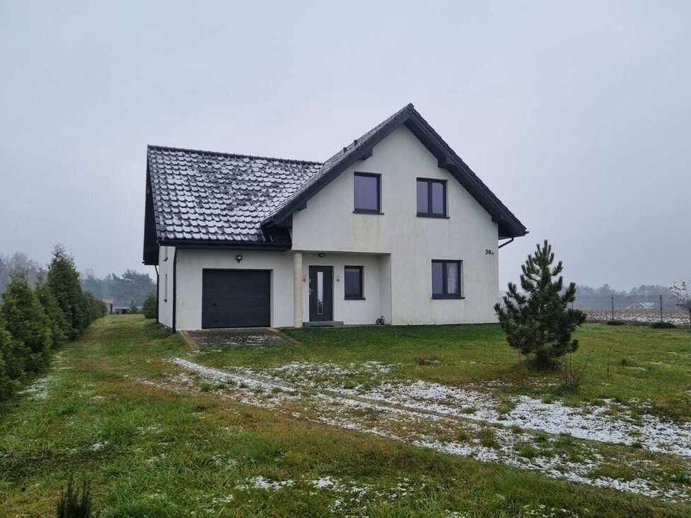 Urokliwy dom pod miastem w sąsiedztwie lasu