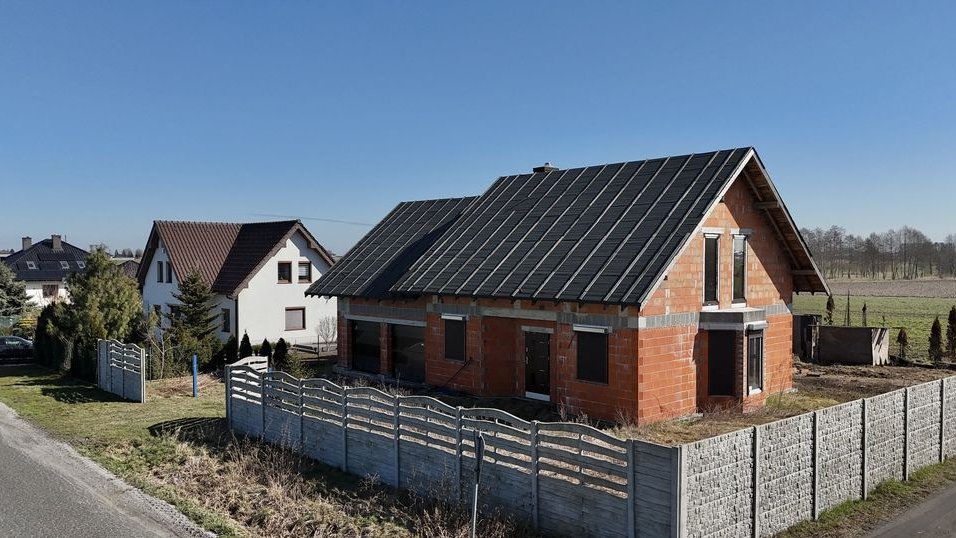 Dom w stanie surowym zamkniętym - spokojna okolica