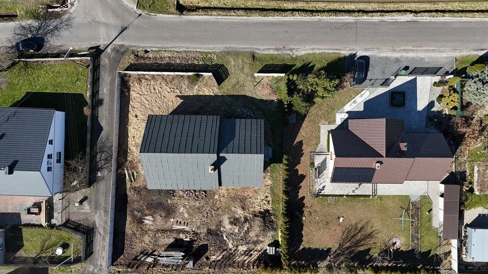 Dom w stanie surowym zamkniętym - spokojna okolica