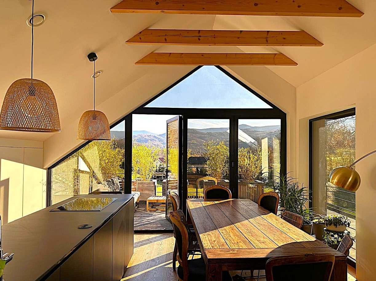 Dom z widokiem na Karkonosze, duża działka i domki, las