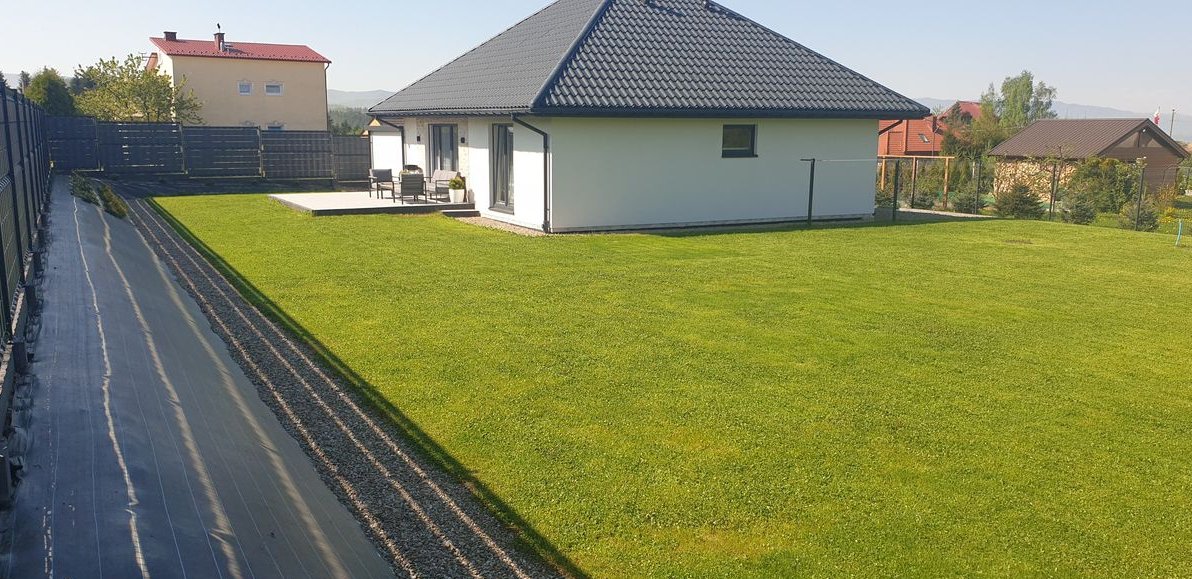 Dom parterowy 90 m2 na działce 900 m2 wraz z garażem- wzorowy stan!