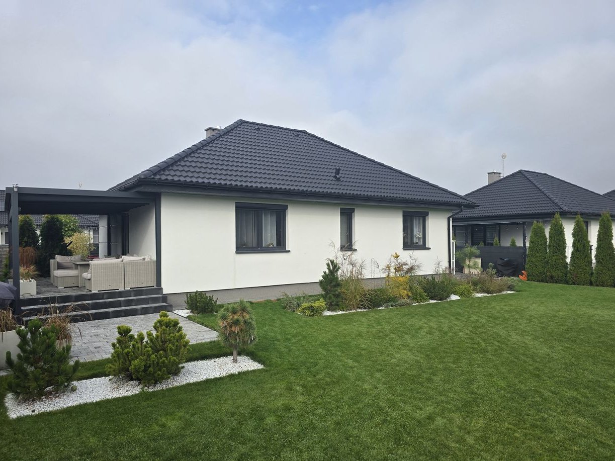 Dom wolnostojacy z ogrodem