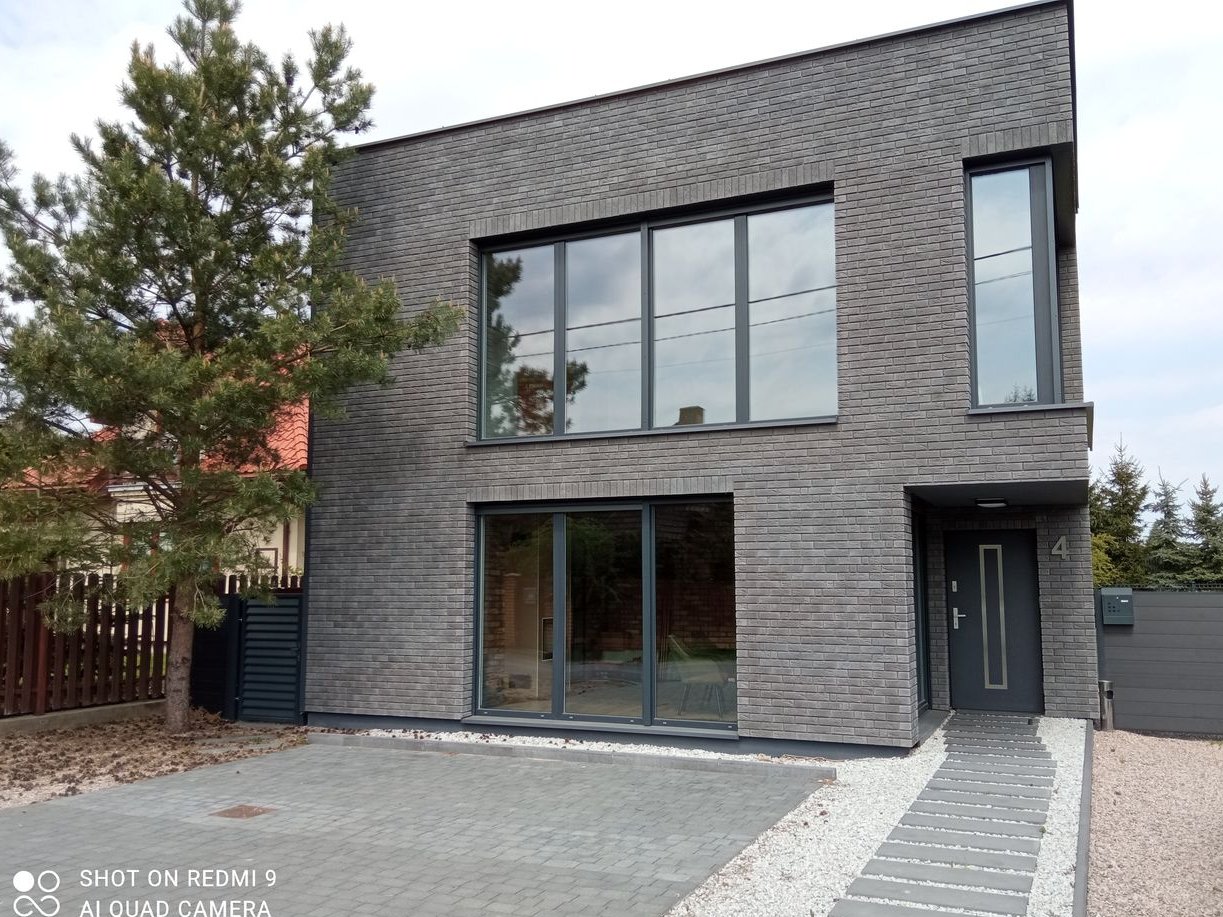 Nowoczesny dom do zamieszkania, na biuro lub usługi w centrum Babic!