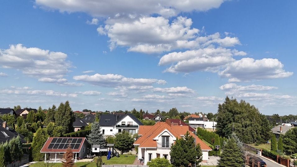 Dom w Pruszkowie z fotowoltaiką i dużym ogrodem