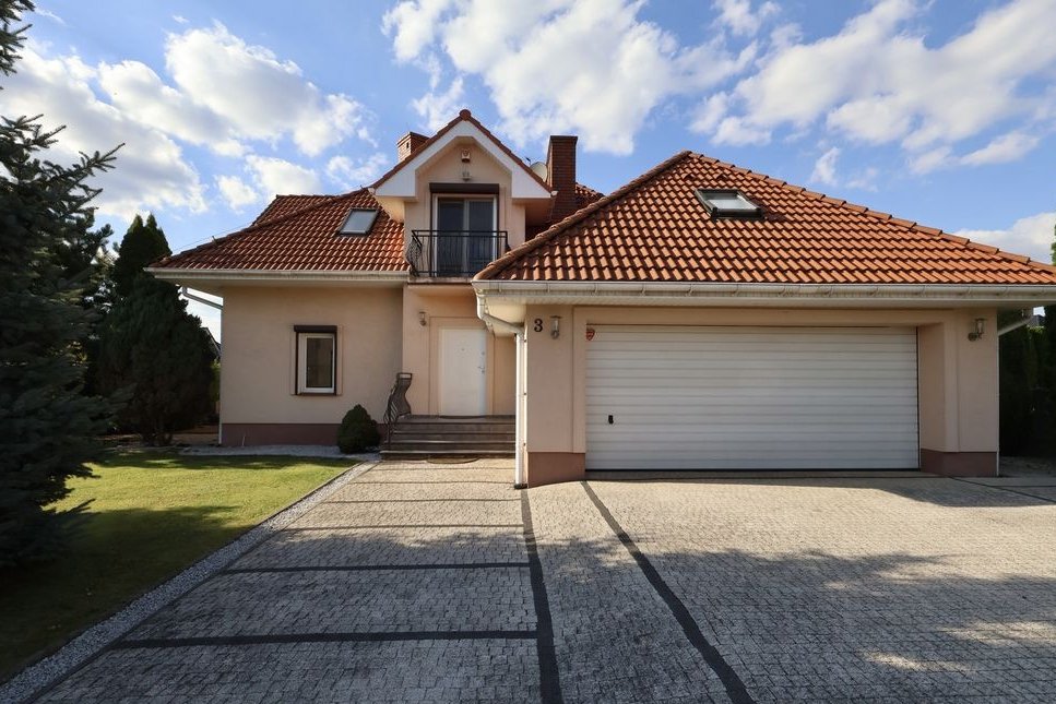 Dom w Pruszkowie z fotowoltaiką i dużym ogrodem