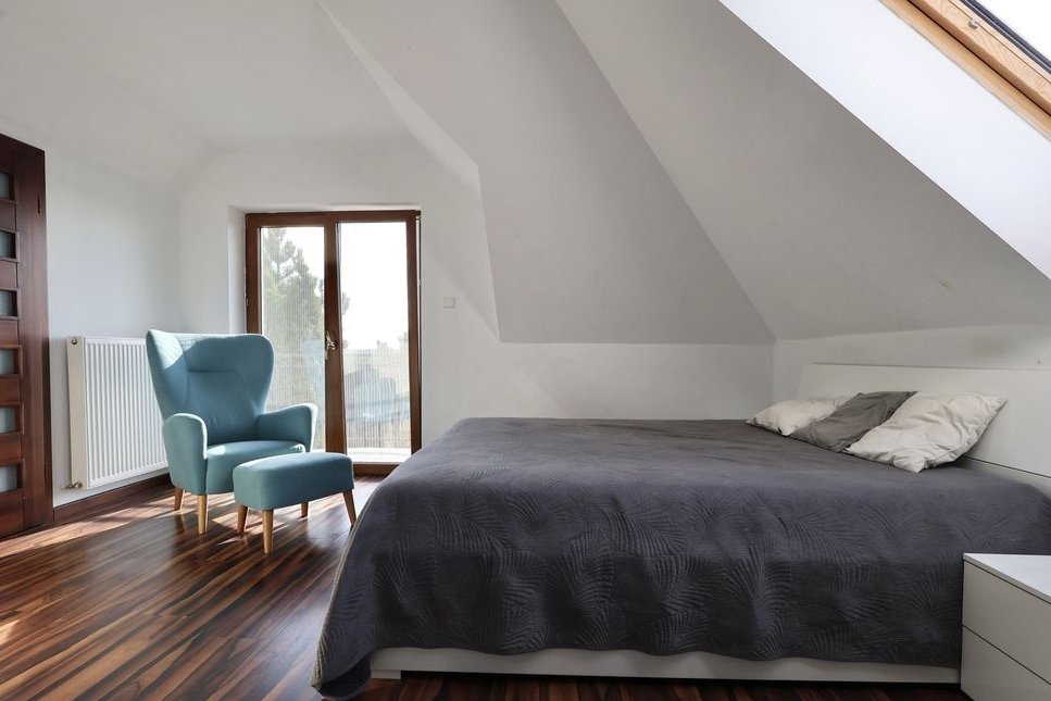 Dom w Pruszkowie z fotowoltaiką i dużym ogrodem