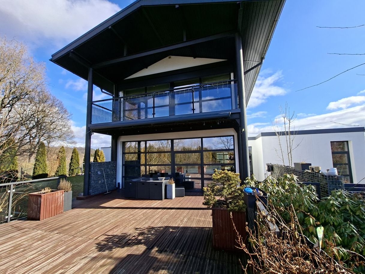 Przestronny nowoczesny dom nad stawem z pięknym otoczeniem