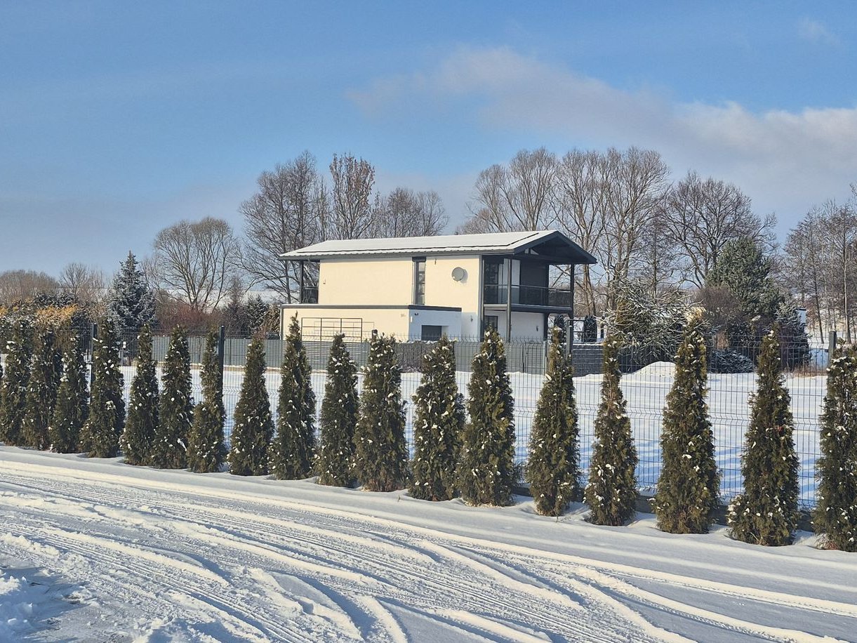 Przestronny nowoczesny dom nad stawem z pięknym otoczeniem