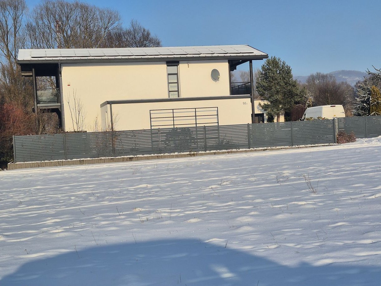 Przestronny nowoczesny dom nad stawem z pięknym otoczeniem