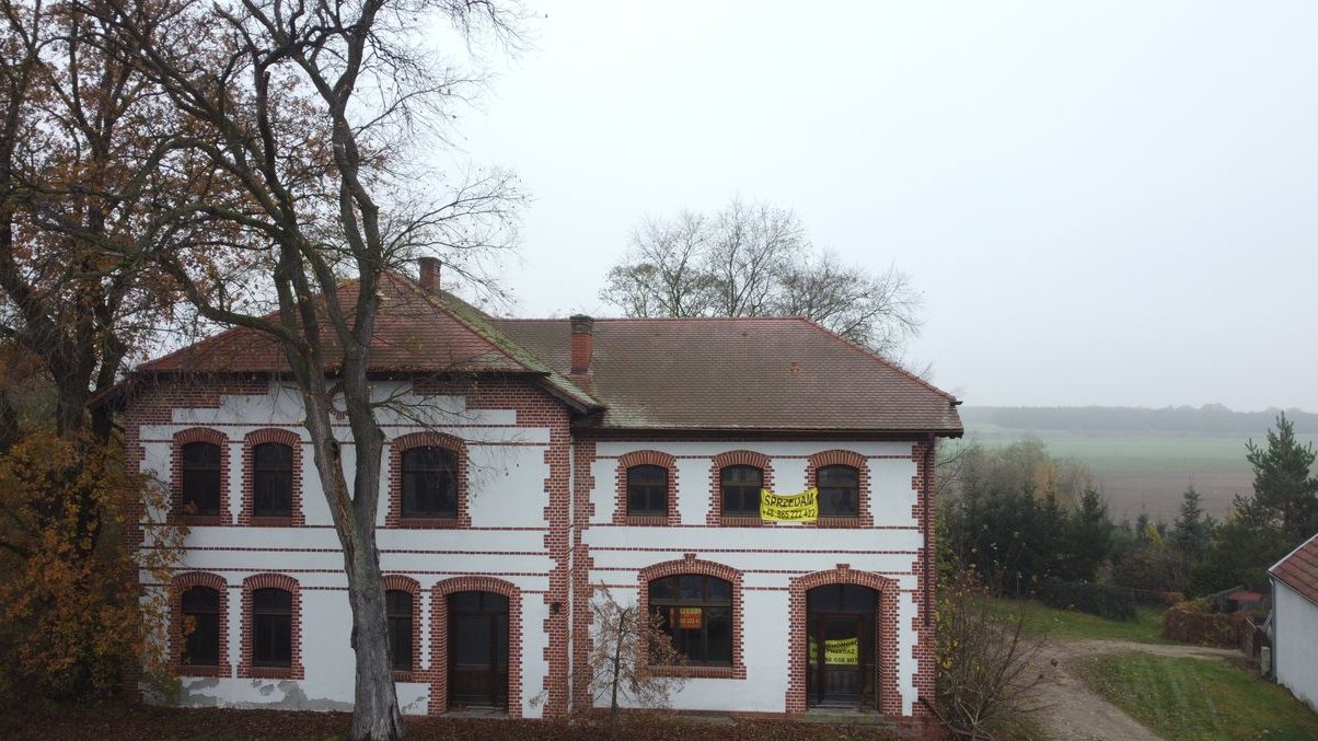 Budynek dawnego hotelu koło Pleszewa-Kalisz-26 km-1,6 HA działka