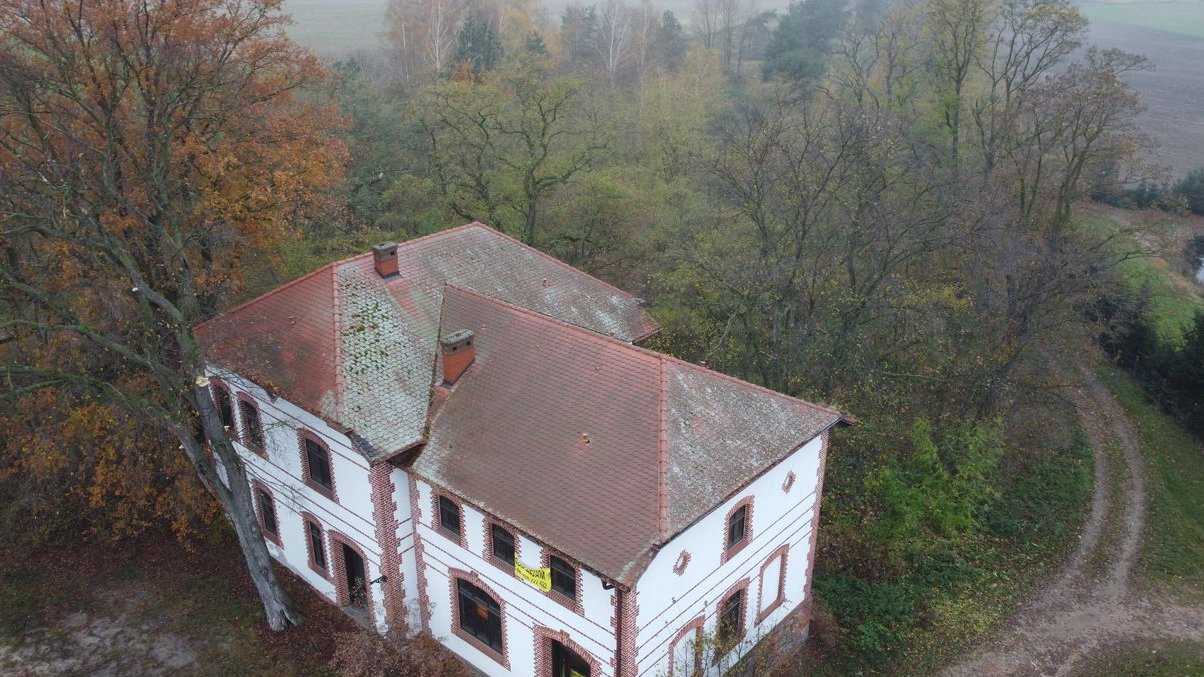 Budynek dawnego hotelu koło Pleszewa-Kalisz-26 km-1,6 HA działka