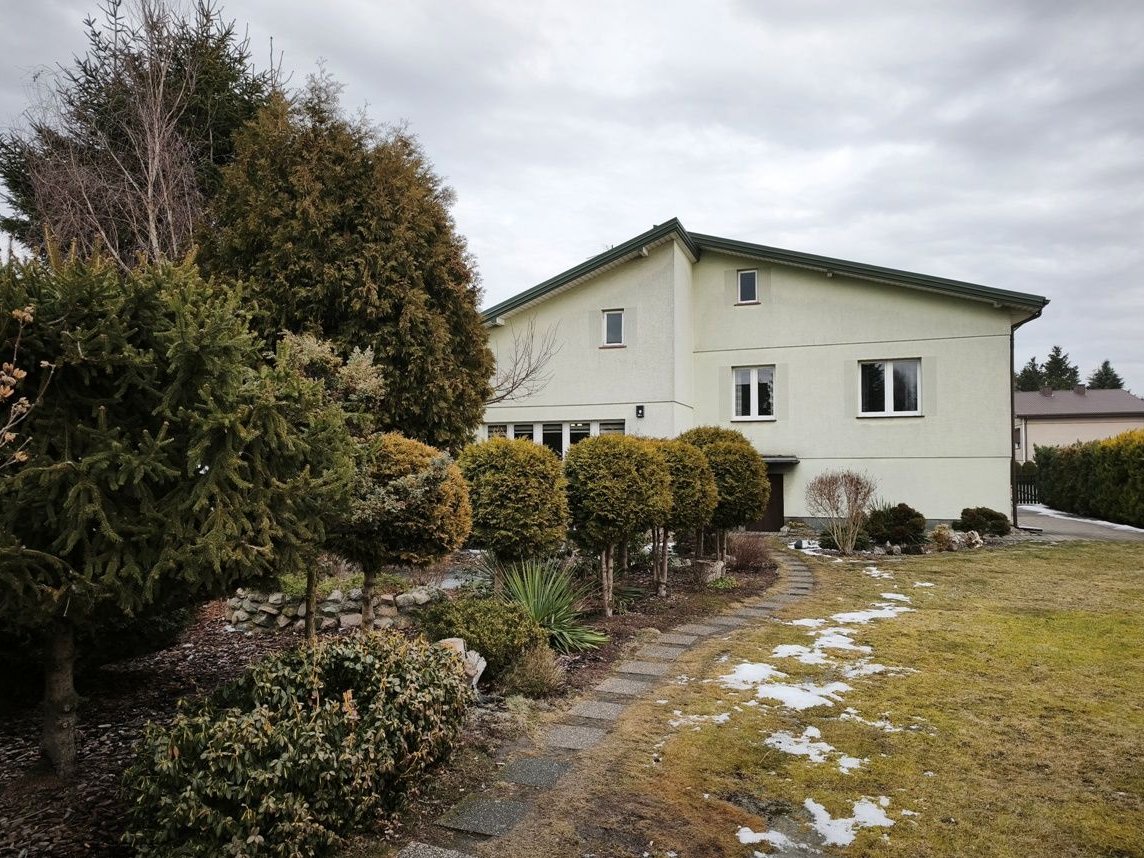 Na sprzedaż dom z dużym garażem i budynkiem do prowadzenia działalnośc