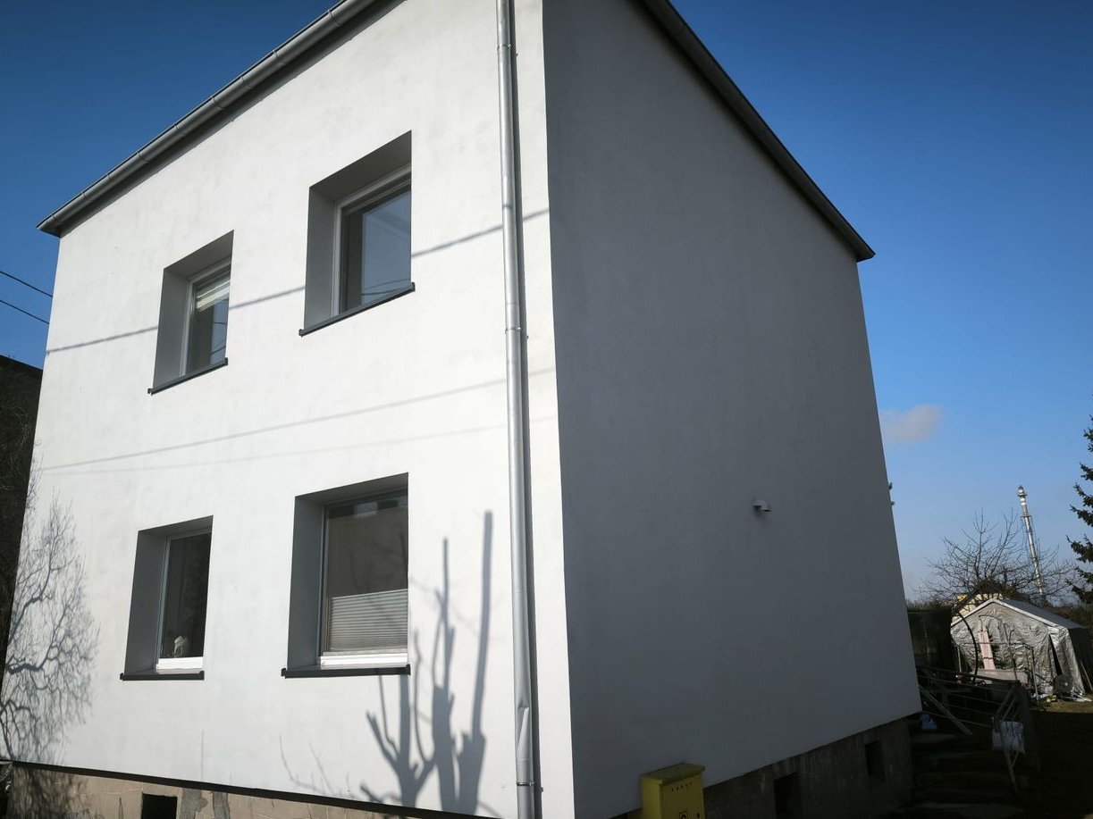 Dom jednorodzinny blisko centrum z budynkiem gospodarczym