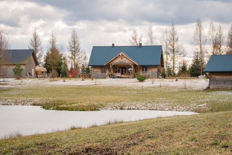 Piękny drewniany dom na atrakcyjnej działce Buda Ruska