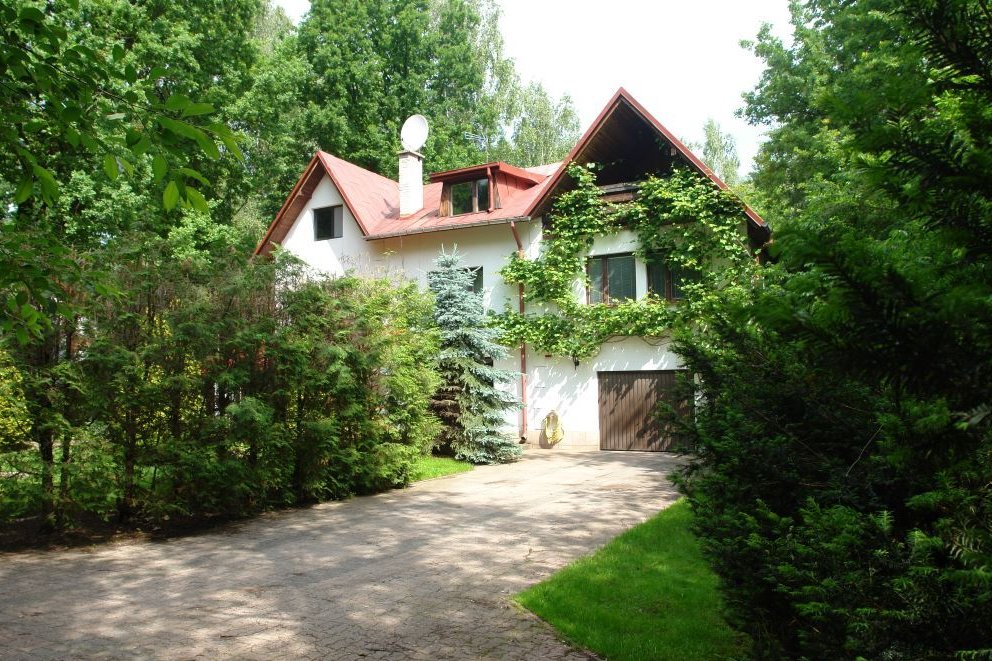 Dom zatopiony w zieleni w sąsiedztwie lasu 0%