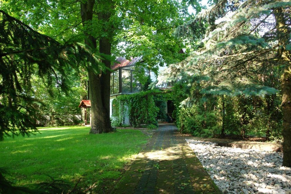 Dom zatopiony w zieleni w sąsiedztwie lasu 0%