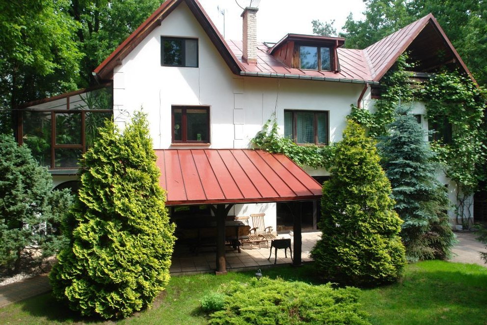 Dom zatopiony w zieleni w sąsiedztwie lasu 0%