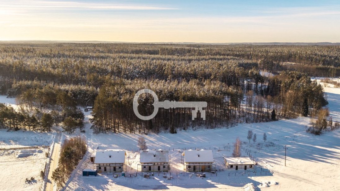 Dom w kameralnej okolicy z widokiem na las