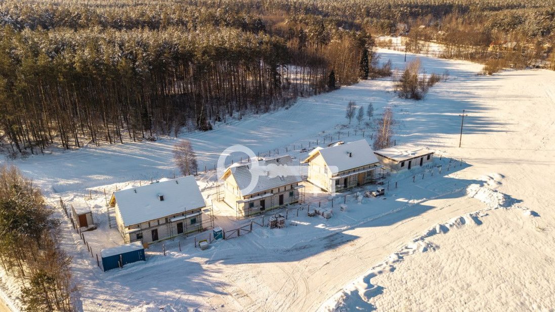 Dom w kameralnej okolicy z widokiem na las