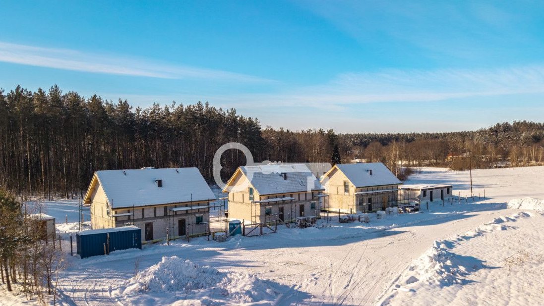 Dom w kameralnej okolicy z widokiem na las