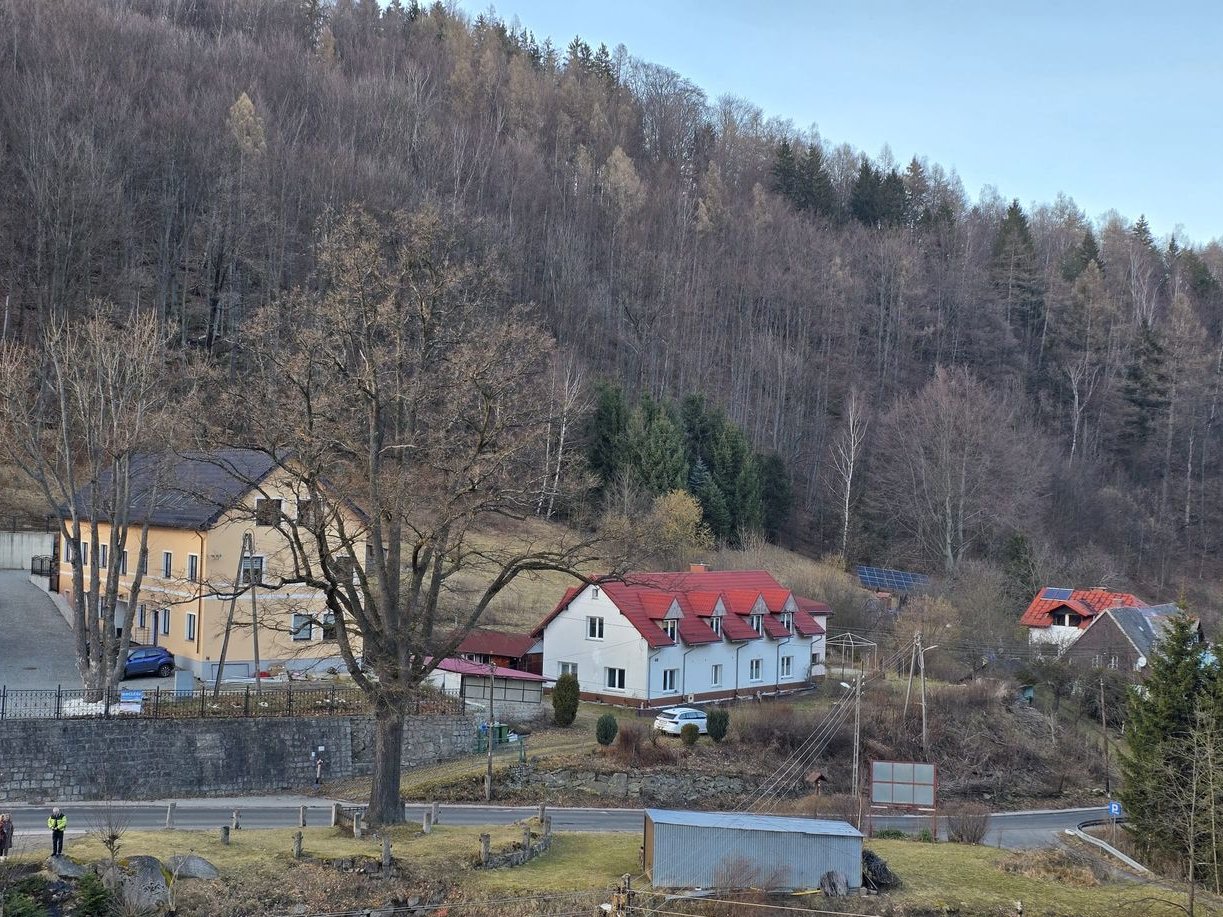 Duży, funkcjonalny dom z 9 pokojami, idealny dla miłośników natury.