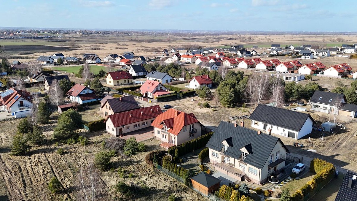 Duży dom z budynkiem usługowym. 5 dużych pokoi, 2 łazienki