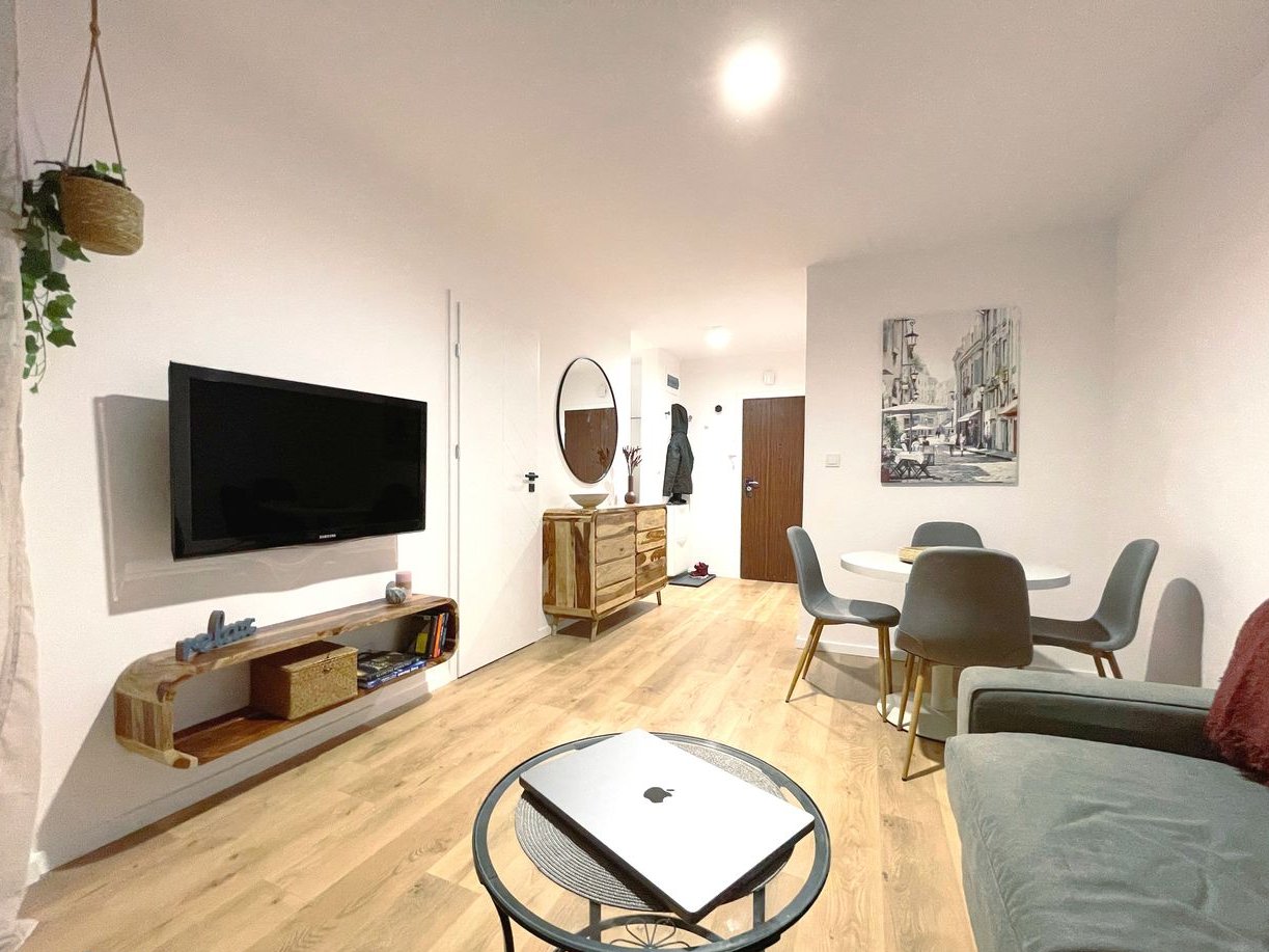 Słoneczne, dwa pokoje przy metrze, balkon, piwnica, zieleń