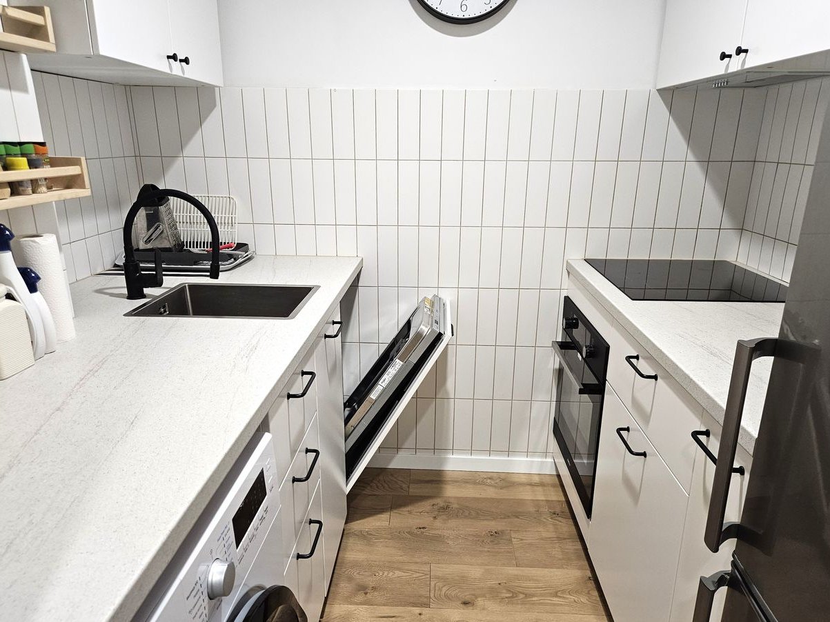 Słoneczne, dwa pokoje przy metrze, balkon, piwnica, zieleń