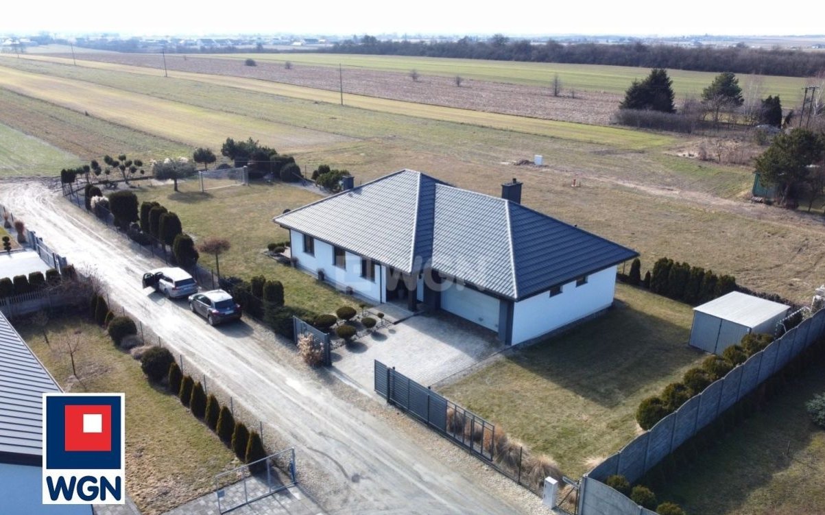 Parterowy dom w Longinówce.