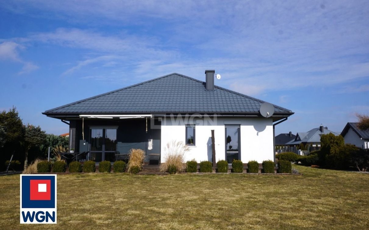 Parterowy dom w Longinówce.