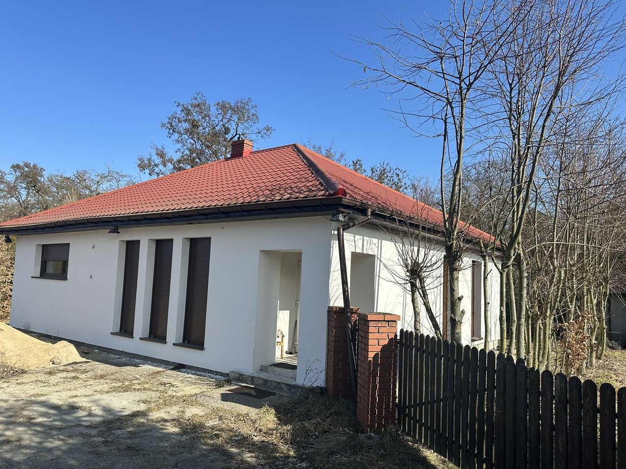 Przestronny dom z poddaszem i miejscami postojowymi`