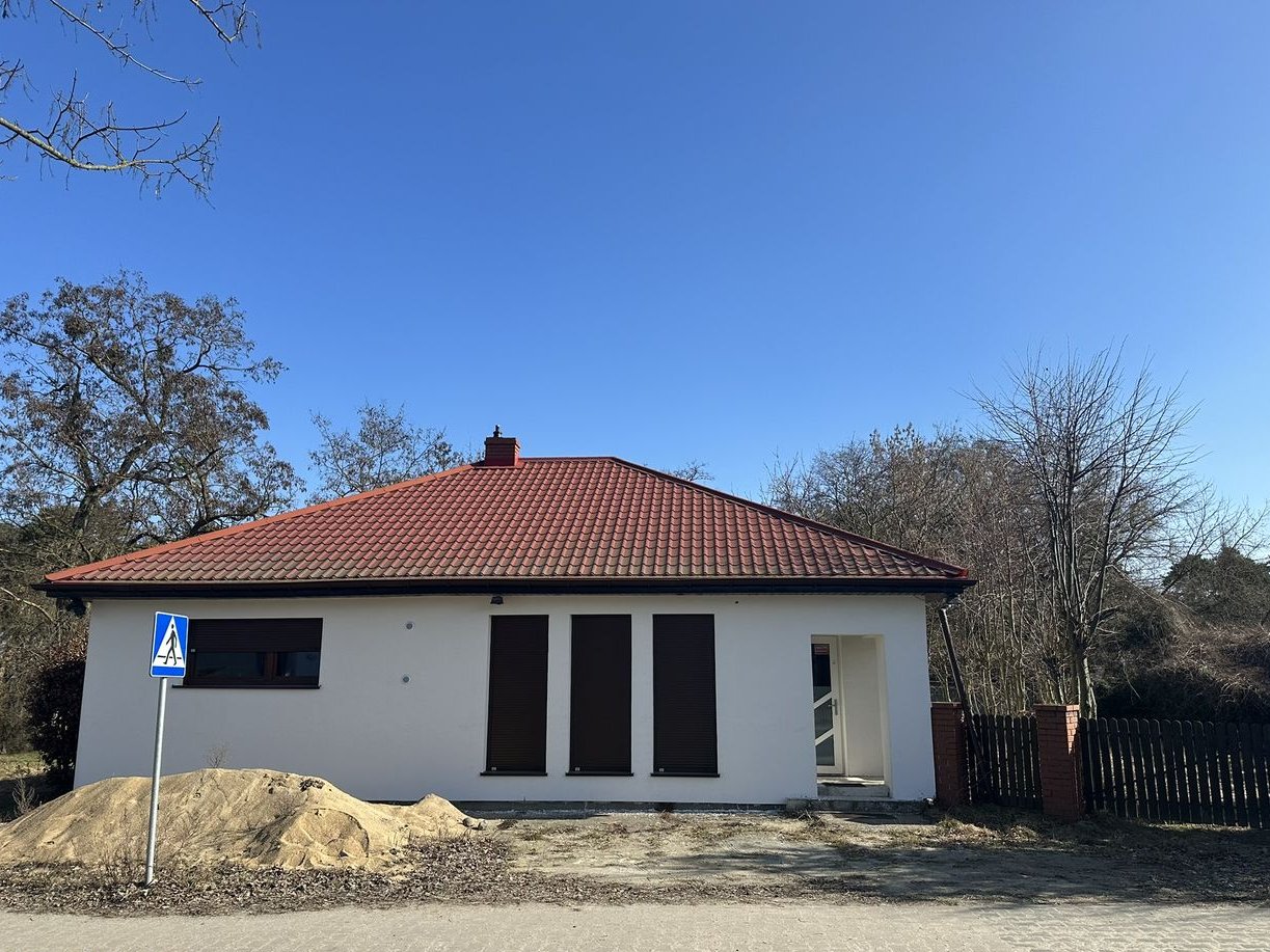 Przestronny dom z poddaszem i miejscami postojowymi`