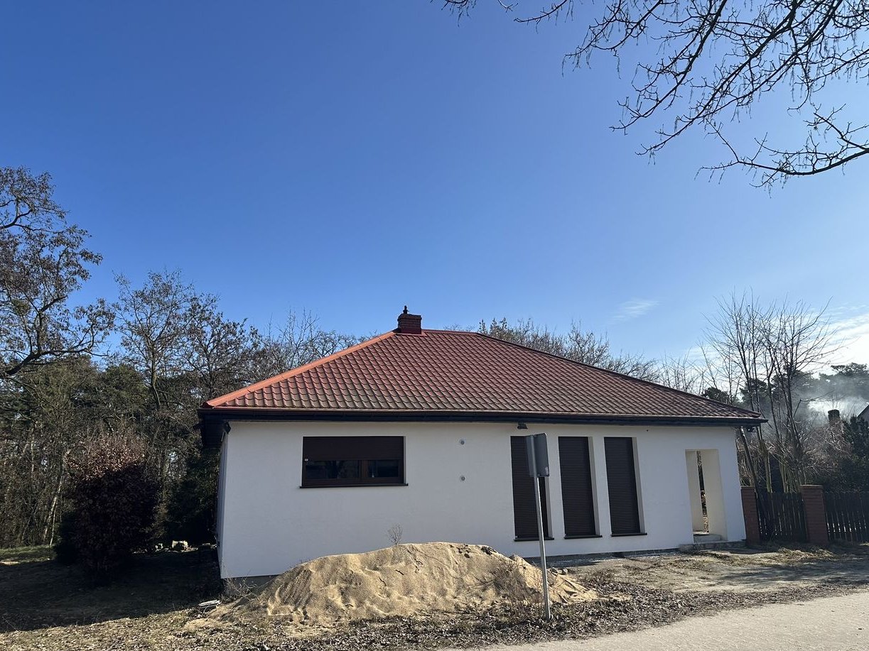 Przestronny dom z poddaszem i miejscami postojowymi`