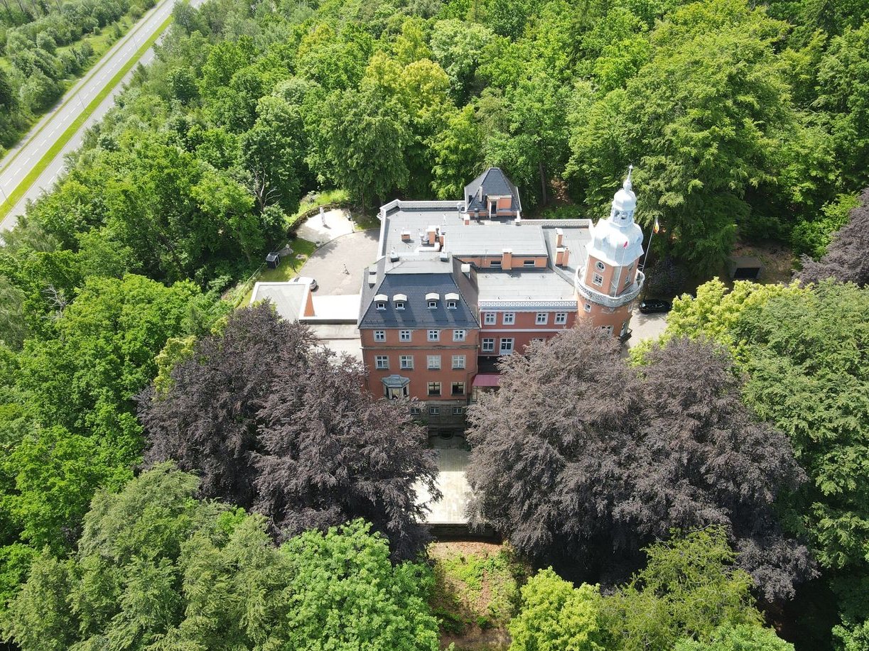 Pałac-hotel na wzgórzu-Karkonosze-widok na Śnieżkę zabytek-park 12 HA