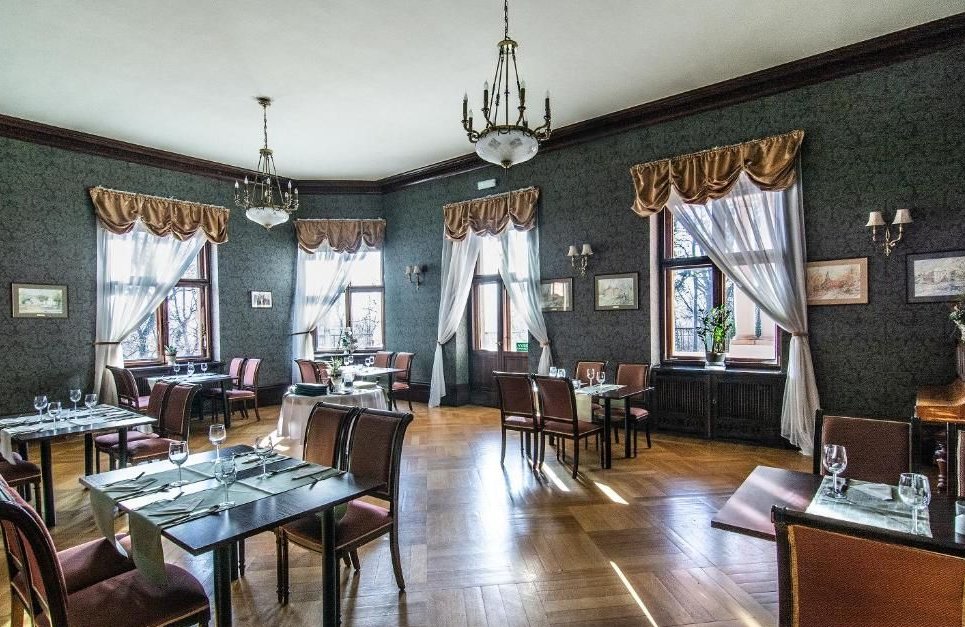 Pałac-hotel na wzgórzu-Karkonosze-widok na Śnieżkę zabytek-park 12 HA