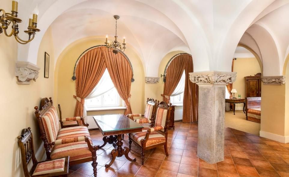 Pałac-hotel na wzgórzu-Karkonosze-widok na Śnieżkę zabytek-park 12 HA