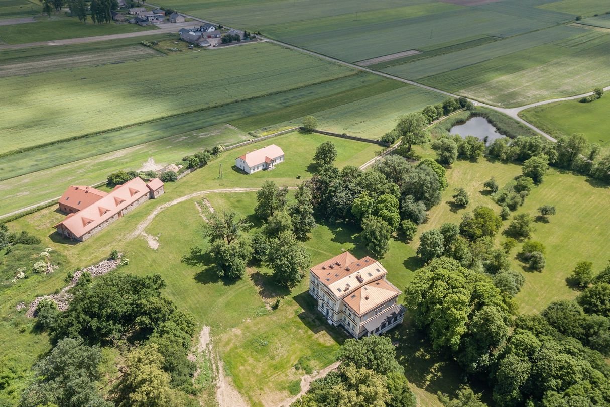 Odrestaurowany zespół pałacowo-parkowy-centralna Polska-Łódź 70 km